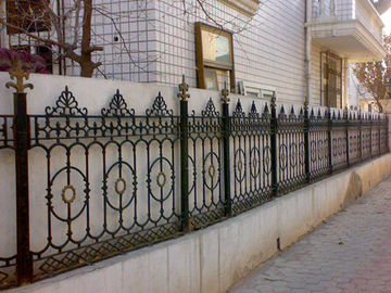 A cerca branca do ferro fundido da decoração da jarda grelha/cerca feita sob encomenda do ferro forjado