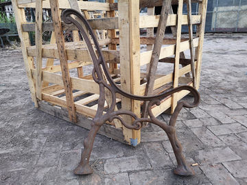 O pátio Benches a veneziana de madeira plástica moderna dos pés do ferro fundido da antiguidade do ferro fundido do lazer da rua
